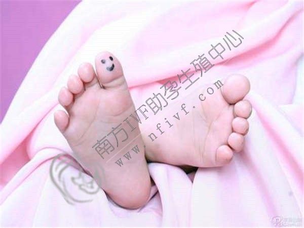 南京二代试管婴儿成功率_孕妇查看清华大学2021年男女学生的照片!